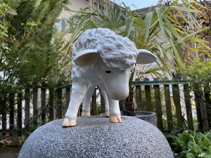 Schaf Figur weiss mit ruhiger Frontansicht fuer den Garten.