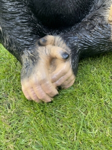 Handdetail der Schimpanse Gartenfigur