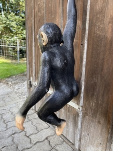 Schimpansenfigur haengend als Gesamtansicht.