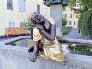Schwarz-goldene Buddhafigur in der Frontansicht
