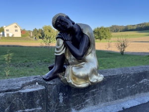 Seitliche Ansicht der ruhenden Buddha Gartenfigur