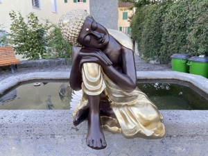 Rueckansicht der schwarz-goldenen Buddhafigur