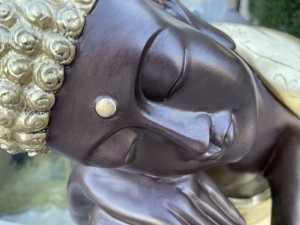 Schraegansicht der sitzenden Buddhafigur 59 cm
