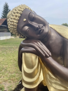 Detailansicht der ruhenden Buddhafigur mit Kopf auf den Haenden
