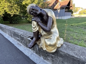 Vorderansicht der ruhenden Buddhafigur
