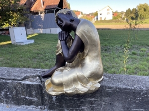 Kopfdetail der schwarz-goldenen Buddhafigur