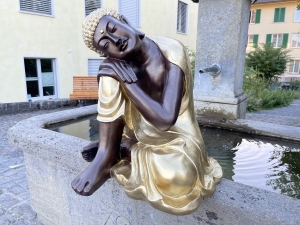 Gesamtansicht der Buddha Figur fuer den Garten