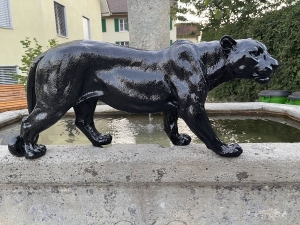 Schwarzer Panther als Dekofigur in seitlicher Ansicht