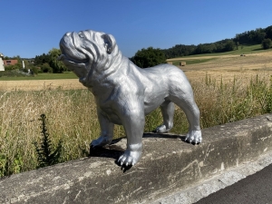 Rueckansicht der silbernen Bulldogge als Dekofigur.