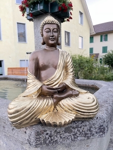 Frontansicht der sitzenden Buddha Statue im Garten