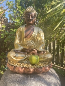 Frontansicht der goldenen Buddha Gartenfigur
