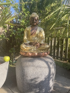 Gesamtansicht der sitzenden Buddhafigur mit Lotus-Sockel