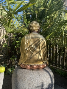 Rueckansicht der sitzenden Buddhafigur