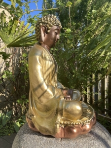 Seitenansicht der Buddha Statue fuer den Garten