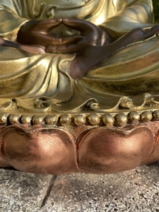 Detail des Lotus-Sockels der Buddhafigur