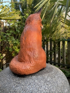 Dekofigur Fuchs sitzend mit klarer Frontalansicht.