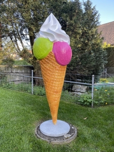Farbige Kugeln an der Softeis Eistuete von der Gegenseite