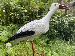 Grosser Storch als Gartenfigur mit sichtbarem Gefiederdetail.
