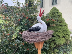 Storchennest mit einem Storch auf Staender als Detailansicht.