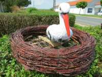 Deko Storch im Nest mit 1 sitzenden Storch