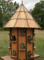 Grosses Taubenhaus, 250 cm hoch, mit 20 Einflügen für 20 Tauben-Paare, zweifarbig mit Türen