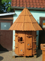 Taubenhaus gross, 250 cm hoch, mit 20 Einflügen für 20 Tauben-Paare, einfarbig mit Türen