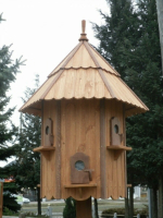 Kleines Taubenhaus auf Pfahl mit 6 Einflügen 140cm hoch, hier zweifarbig in Teak-Nussbaum