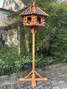 Vogelfutterstation aus Holz mit Ständer