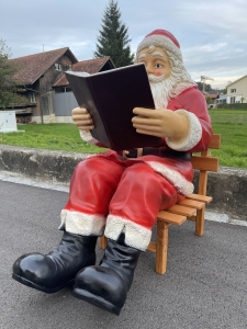 Weihnachtsmann auf Schlitten mit Buch von vorne.
