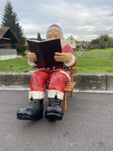 Weihnachtsmann mit Buch 2