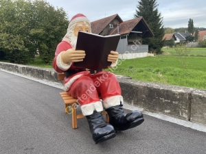 Lebensgrosser Weihnachtsmann mit Buch 