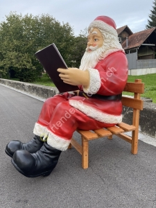 Weihnachtsmann mit Buch 