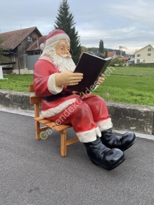 Weihnachtsmann mit Buch Lebensgross