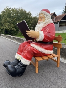 Weihnachtsmann mit Buch sitzend
