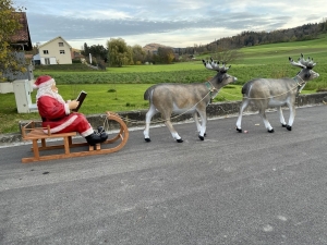 Weihnachtsmann Schlitten mit zwei Rentieren in der Gesamtansicht.