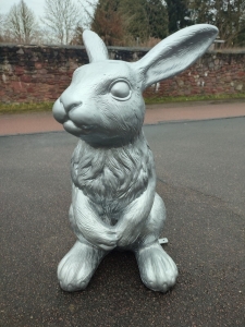 Hase XXL, sitzend, in edlem Silber,  113 cm hoch