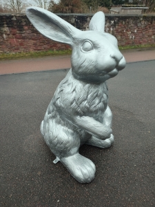 Design-Hase XXL in Silber, 113 cm hoch