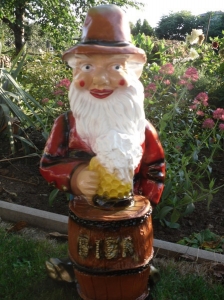 Grosser Gartenzwerg mit Bierkrug 67 cm hoch