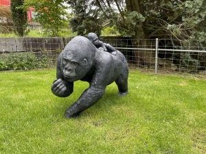 xxl-gorilla als gartenfigur in der weiten gesamtansicht