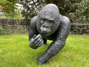 xxl-gorilla mit baby als gartendeko in der frontansicht