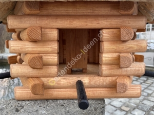 vogelfutterstation aus Holz mit Futterdosierer