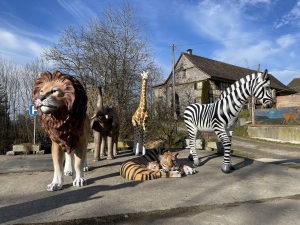 Zebra XXL in Ausstellung mit weiteren Tierfiguren im Hintergrund.