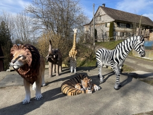 Zebrafigur zusammen mit Safari-Dekoration in der Ausstellung.