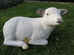 Krippenfigur Deko Schaf liegend, 30 cm hoch