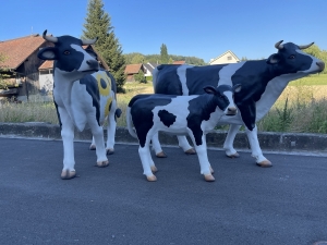 Zwei lebensgrosse Kuehe mit Kalb in der Seitenansicht