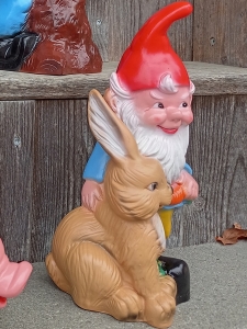 Süsser Gartenzwerg füttert Hase, Deko Gartenfigur, 30 cm hoch 2