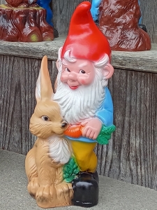 Süsser Gartenzwerg füttert Hase, Deko Gartenfigur, 30 cm hoch 6